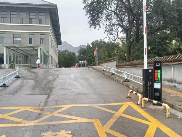 大同同煤總醫(yī)院車牌識(shí)別道閘02.jpg