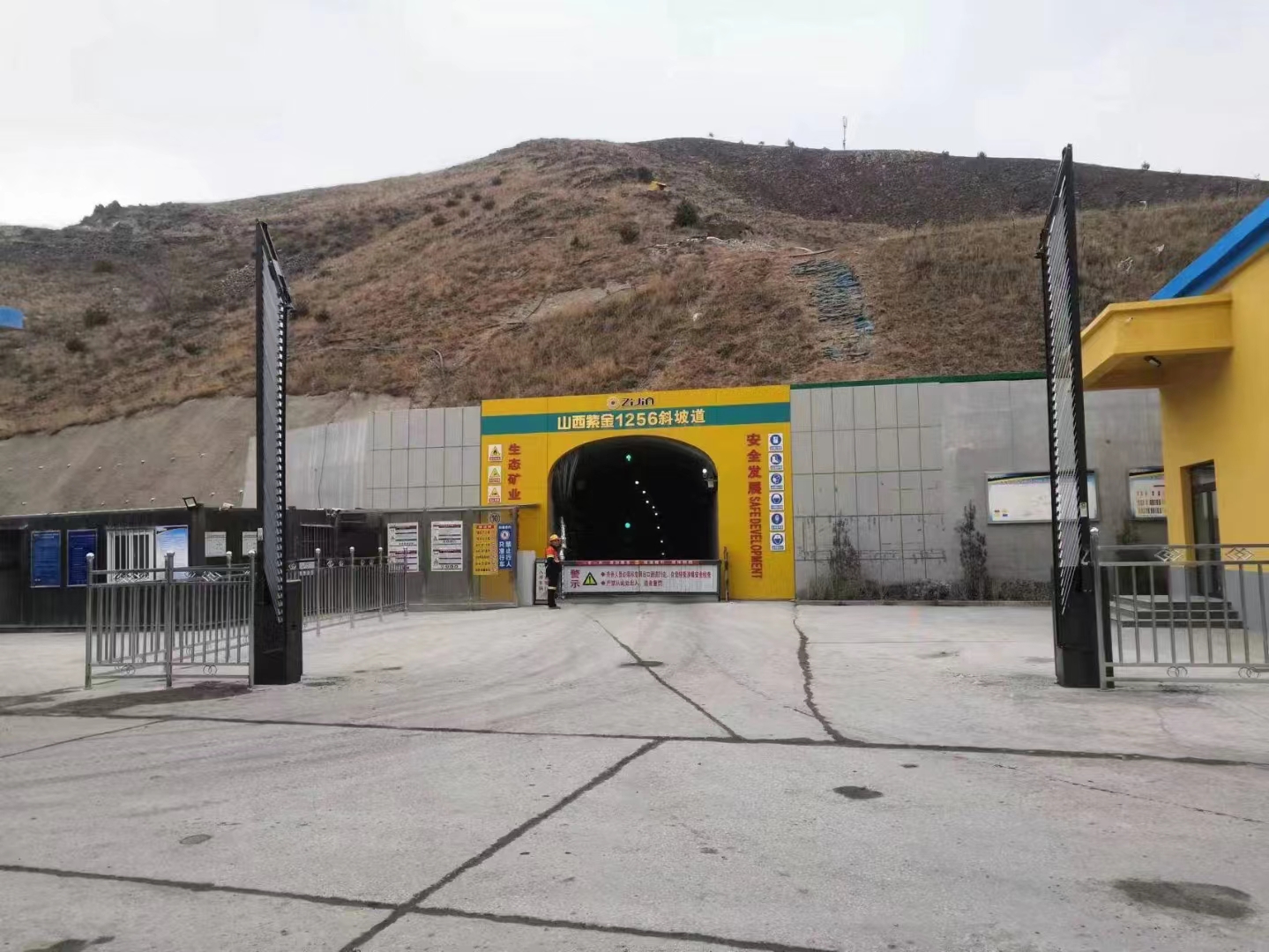 忻州繁峙某矿业公司广告道闸安装案例